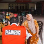 Warga Desa Tongute Ternate yang terdampak banjir, Arfia Jalal, diperiksa Tim Paramedic Harita Nickel.