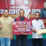 Wali Kota Tidore Kepulauan Muhammad Sinen yang juga selaku Ketua Pordi Provinsi Maluku Utara menyerahkan hadiah kepada pemenang lomba domino (8)