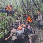Jenazah korban saat dievakuasi tim SAR gabungan di puncak gunung api Dukono Halmahera Utara, Minggu, 10 Mei 2026