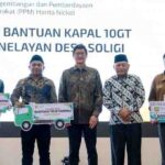 Pemkot Ternate dan Pemkab Halsel Gandeng Harita Nickel Perkuat Pengelolaan Sampah Penyerahan simbolis truk sampah untuk Pemkot Ternate dan Pemkab Halsel dari Harita Nickel oleh Wakil Gubernur Maluku Utara Sarbin Sehe